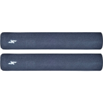 JP Foam Puños Patinete Llévate lo último en cómodas empuñaduras por y para scooters profesionales compra las empuñaduras de espuma JP En otras palabras JP ha producido este conjunto de puños para cambiar los agarres de goma viejos y sosos. Lo que pasa con los puños de espuma es que a menudo se les ha dado malos comentarios sobre la durabilidad. El equipo de JP ha establecido y enfocado su diseño en torno a un conjunto de agarres de espuma duraderos reales. JP Foam Puños Patinete, empuñaduras perfectas para construir un scooter de crucero. En conclusión agradable para configuraciones donde las vibraciones en la barra son demasiado altas.